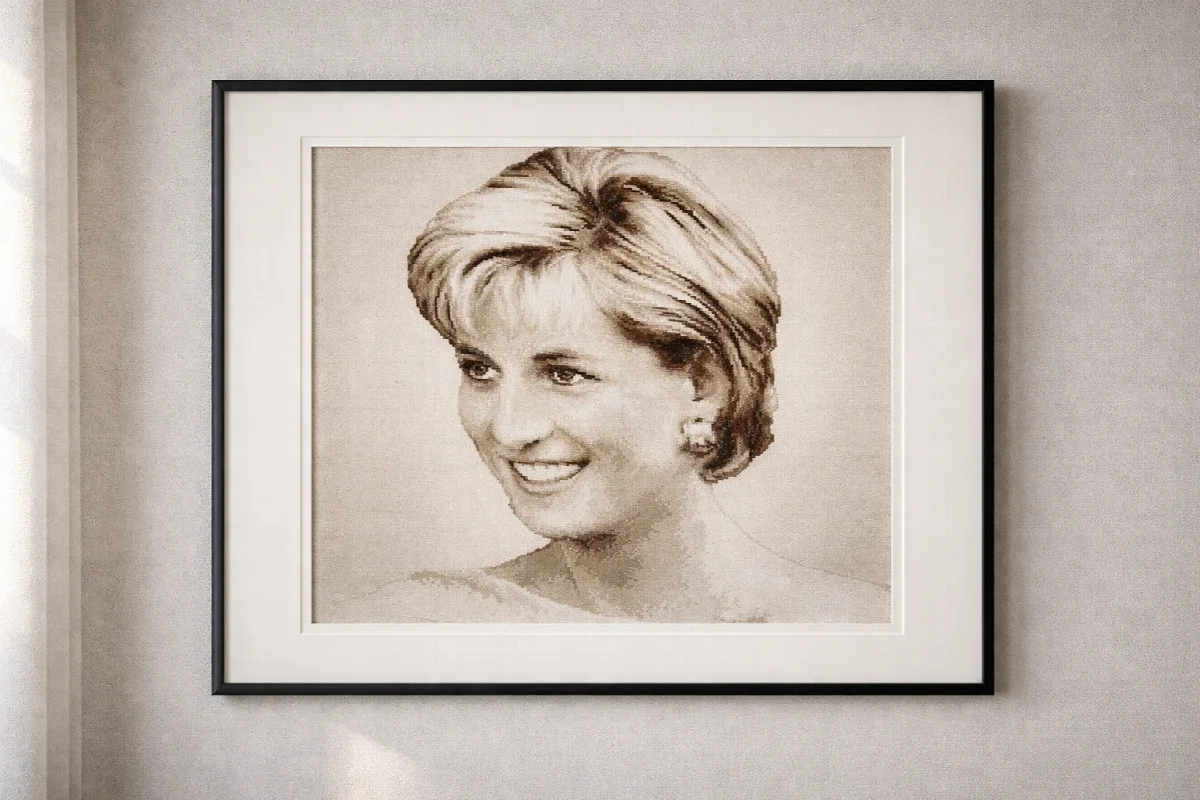 Retrato sonriente de la princesa Diana en sepia, presentado con paspartú blanco y marco negro fino