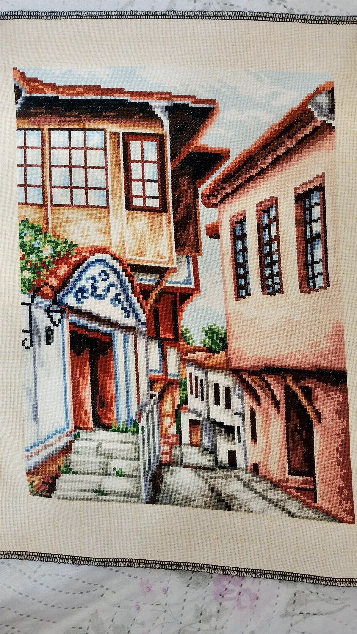 Schmale Altstadtgasse in Plowdiw zwischen rosa und cremefarbenen Häusern mit vorspringenden Obergeschossen