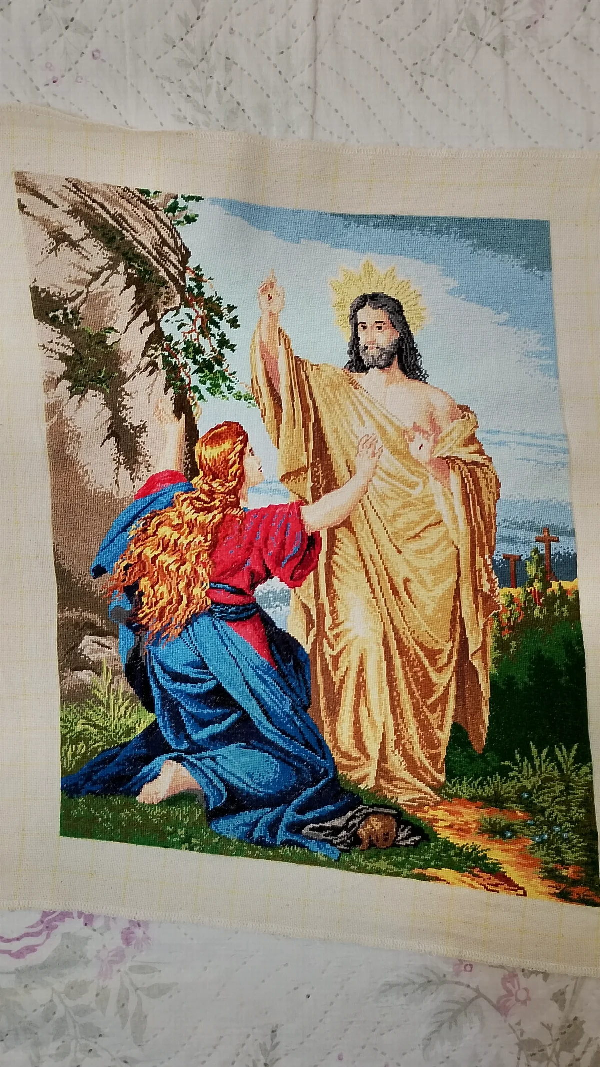 Jésus levant une main près d’une femme agenouillée, avec ouverture rocheuse et croix lointaines